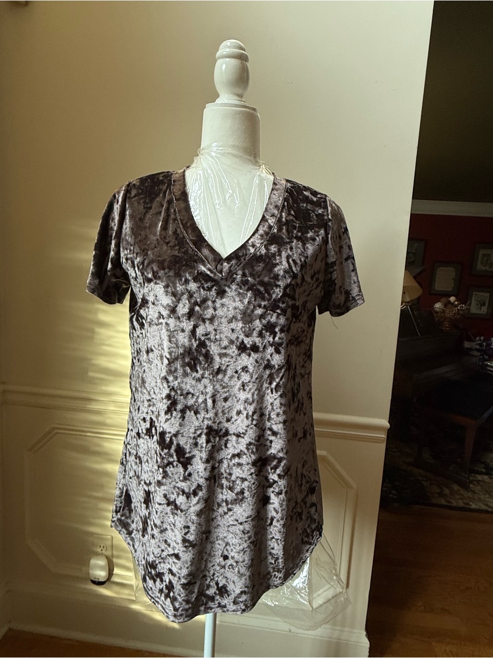 Crushed Velvet V-Neck Short Sleeve Top in Charcoal/Taupe